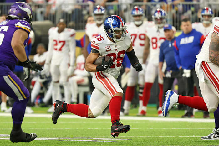 Giants running back Saquon Barkley runs for a touchdown.